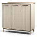 Buffet en bois de couleur beige avec trois portes et dimensions 80 x 40 x 90cm